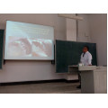 Ю.Л. Писаревский читает лекцию студентам-медикам в Цицикаре.jpg