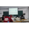 Доцент О.О. Портянникова читает лекцию студентам.webp